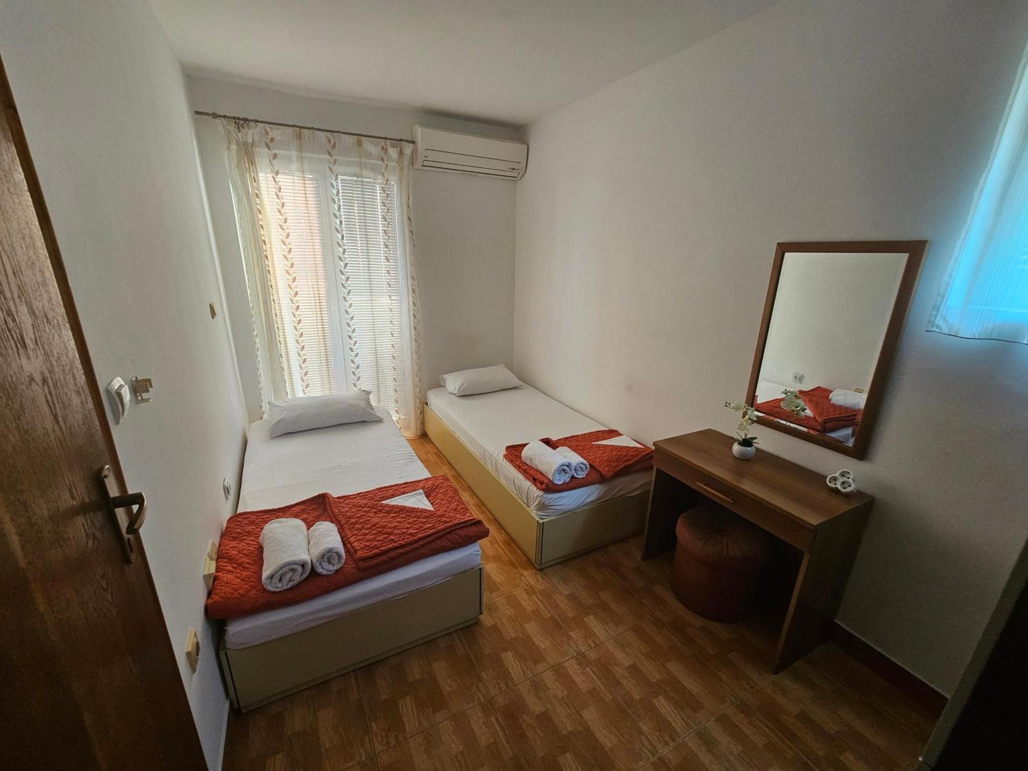 Apartments Drobni Pijesak Petrovac Quarto foto