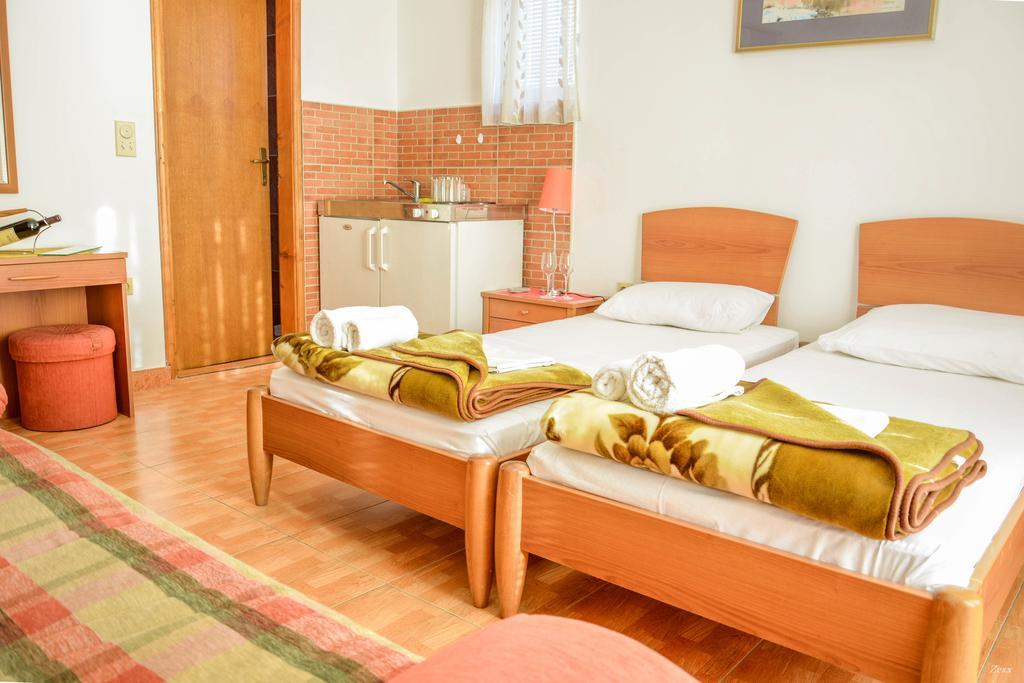 Apartments Drobni Pijesak Petrovac Exterior foto